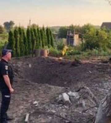 Обломки сбитой российской ракеты упали на дома в Киевской области, есть пострадавшие: фото