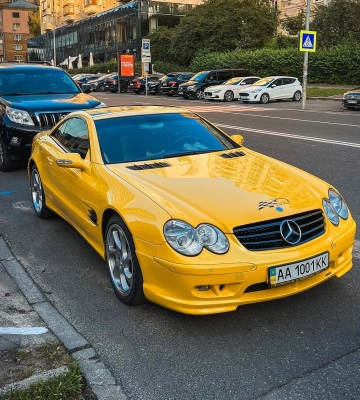 Звезда 2000-х: в Киеве замечен редкий спорткар Mercedes с эксклюзивным тюнингом 