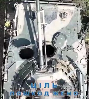 Украинский дрон сбросил боеприпас прямо в люк вражеской БМП-3. ВИДЕО