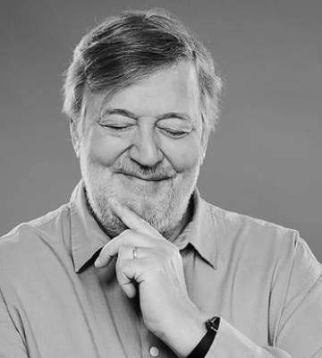 «Надзвичайний гумор і рішучість». Стівен Фрай поділився враженнями від свого першого дня у Києві