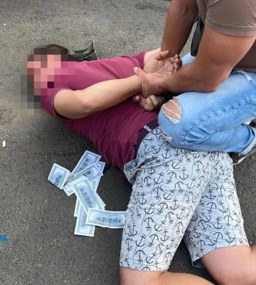 Брав по 6 тисяч доларів: у Рівному взяли під варту одесита, який робив бізнес на ухилянтах