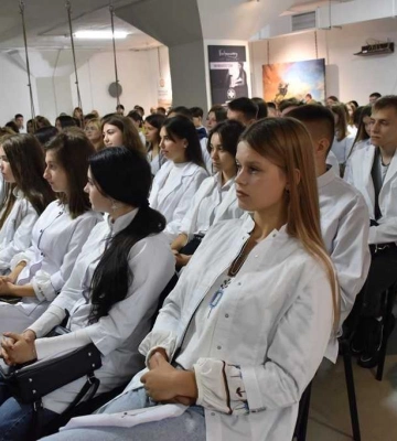 На Рівненщині 140 майбутніх медиків та фармацевтів отримали студентські квитки