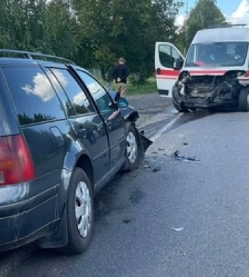 Під Луцьком легковик протаранив «швидку» – троє травмованих 