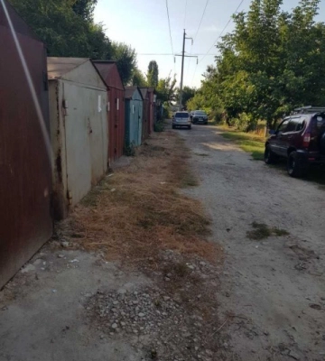 Житель Черкас пропонує прибрати гаражі, які межують із територією школи