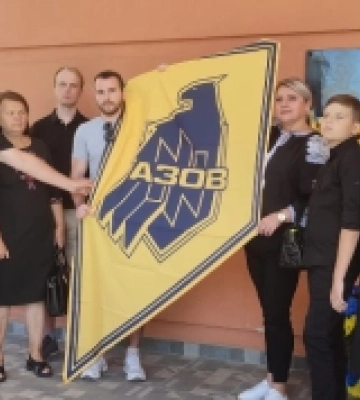 На фасаді ліцею № 12 у Рівному встановили меморіальну дошку бійцям полку «Азов»