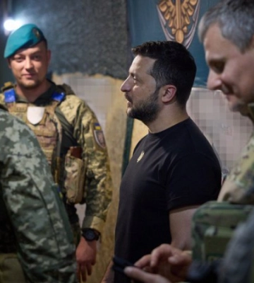Зеленський відвідав бойові бригади під Бахмутом. Зустрівся з Сирським та обговорив проблемні питання