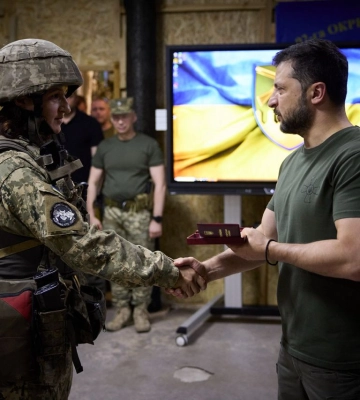 Зеленський відвідав бойові бригади під Бахмутом. Зустрівся з Сирським та обговорив проблемні питання