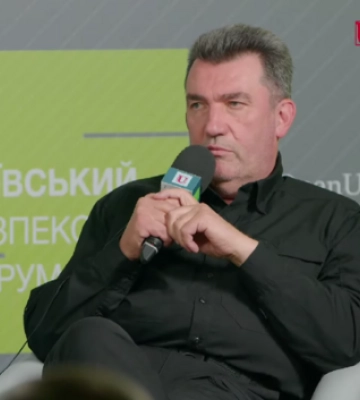 Данілов спробував пояснити, що означають слова Зеленського «політично дотиснути демілітаризацію Росії» у Криму