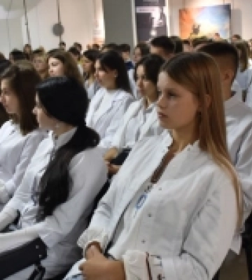 Рівне: першокурсникам релокованого Луганського медичного університету вручили студентські квитки