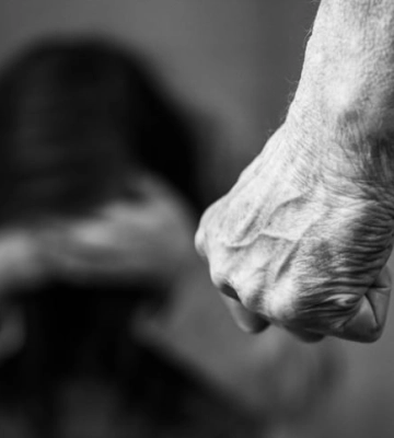 Ночью побои, а на утро – цветы: в Мелитополе оккупант демонстрирует любовь по-русски