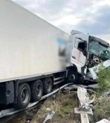 На Полтавщині вантажівка влетіла у металевий відбійник