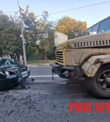 На виїзді з Рівного затор через потрійну ДТП (ФОТО)