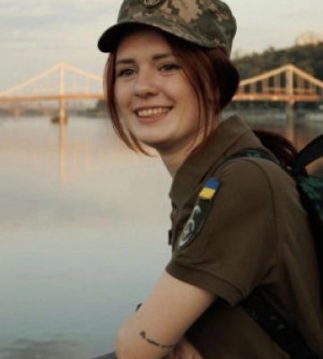 Вона впоралася: тендітна медик рятувала життя