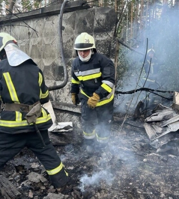 Через падіння уламків ракети виникла пожежа під Києвом 