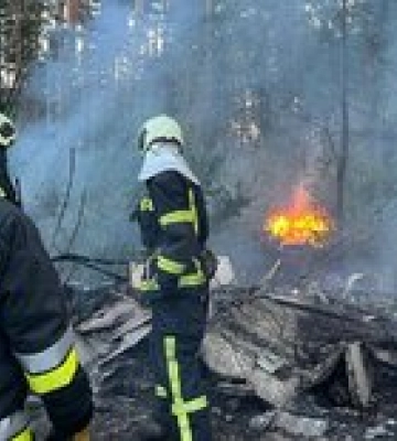 В Киевской области обломки ракеты упали на предприятие. Был пожар — фото с места событий