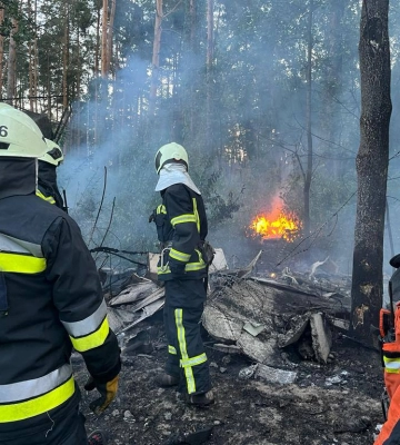 Упали обломки ракеты: спасатели показали кадры последствий вражеской атаки в Киевской области