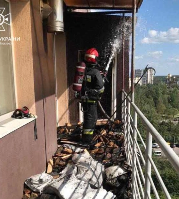 Від пожежі на балконі у Львові ледь не зайнялася квартира на 10 поверсі, - ФОТО