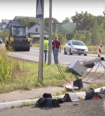 Майстри в Луцьку під час дорожніх робіт знесли світлофор