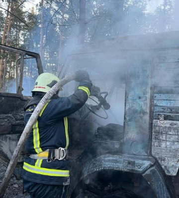 Через падіння уламків ракети виникла пожежа під Києвом 