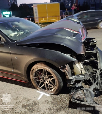 У Кропивницькому Ford Mustang врізався в електроопору (ФОТОФАКТ)