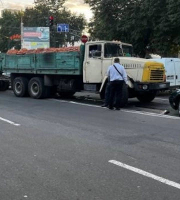 У Рівному водій КрАЗу спричинив ДТП із 9 авто