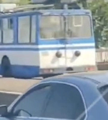 Зірвало електродроти тролейбуса: у Дніпрі на Слобожанському проспекті утворився затор