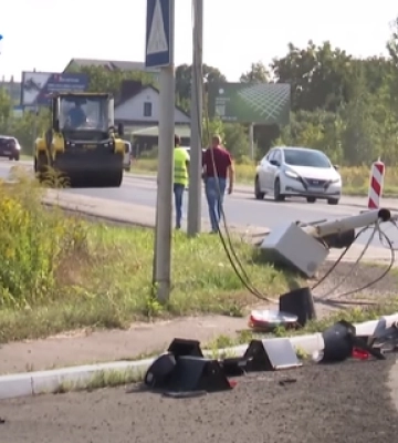 Майстри в Луцьку під час дорожніх робіт знесли світлофор