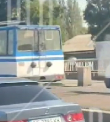 Зірвало тролейбусні дроти: у Дніпрі на мосту утворився затор