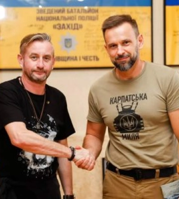 На Закарпаття приїхав відомий письменник та волонтер: Голова Закарпатської ОВА Віктор Микита зустрівся з знаменитістю