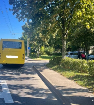 У Луцьку водій маршрутки не дотримався дистанції та зіткнувся з легковиком. Фото