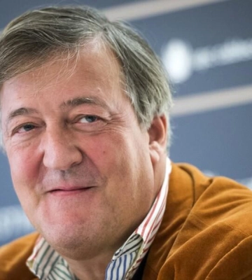 Актер Стивен Фрай поделился, как пережил взрывы в Киеве: "Проснулся в 4:45"