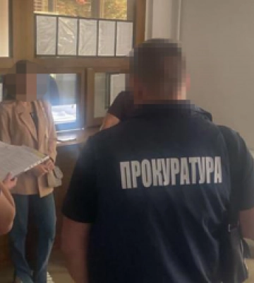 Збагачувались на кілька тисяч євро за зміну: посадовців Львівської митниці затримали «на гарячому»