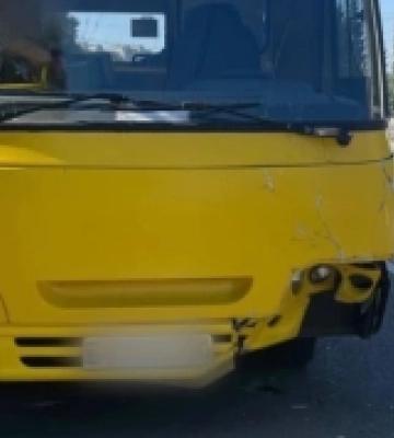 У Луцьку маршрутка «поцілувала» легковика