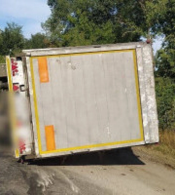 На Київщині фура з тваринами перекинулася на легківку: загинув один з водіїв