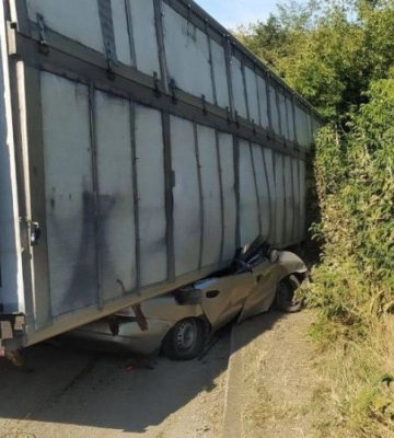 На Київщині фура з тваринами перекинулася на легківку: загинув один з водіїв