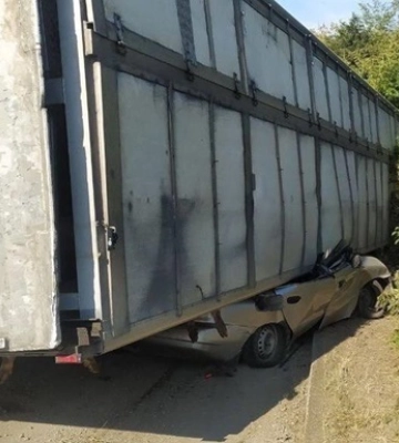 На Київщині фура з тваринами перекинулася на легківку: загинув один з водіїв
