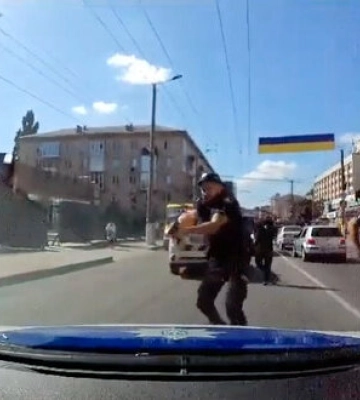 П’яний чоловік погрожував підірвати гранату на АЗС у Кропивницькому. Його затримали зі стріляниною. ВIДЕО