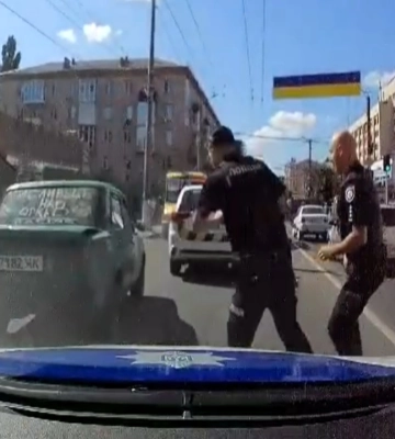У Кропивницькому затримали чоловіка, який погрожував підірвати гранату на АЗС (ВІДЕО)