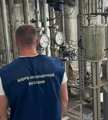 Принаймні у неробочий час. БЕБ викрило працівників спитзаводу на Житомирщині, що крали по 10 тонн спирту щодоби