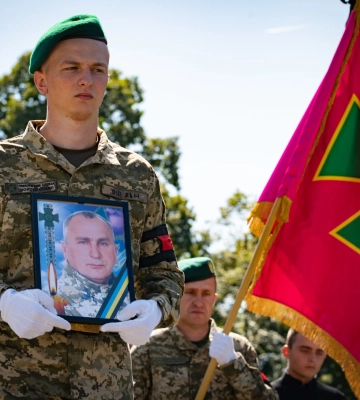 В Ужгороді провели в останню дорогу полеглого за Україну захисника Миколу Сасина (ФОТО)