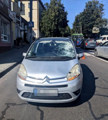 У Рівному на переході пенсіонерка потрапила під колеса