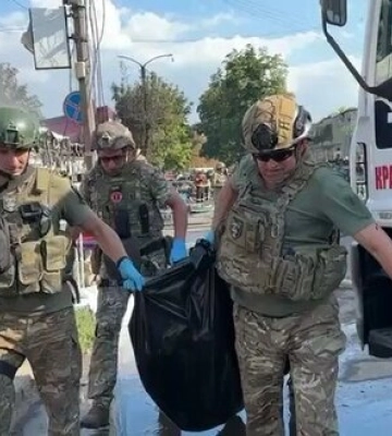 Тіла загиблих від удару по ринку в Костянтинівці дістають із завалів: &quot;Вот еще человек, пацаны!.. Тіло жінки&quot;. ВIДЕО