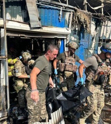 Рятувальники виносять тіла загиблих від удару ворога по ринку в Костянтинівці. Триває розбір завалів. ВІДЕО+ФОТОрепортаж