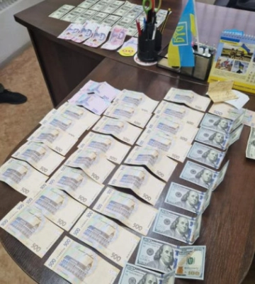 «Зарабатывали» до 500 тыс грн в месяц: на взятках погорели 6 сотрудников отдела ГМС в Харькове