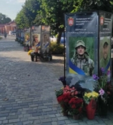 Ціна спокою: на проспекті Незалежності в Острозі вже 75 портретів загиблих