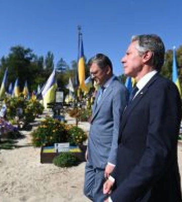Держсекретар США почав візит з ушанування пам’яті полеглих солдатів