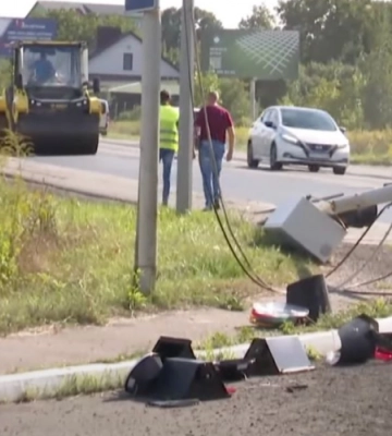 Майстри в Луцьку під час дорожніх робіт знесли світлофор