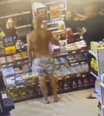 В Кропивницком нетрезвый мужчина угрожал взорвать гранату на АЗС (видео)