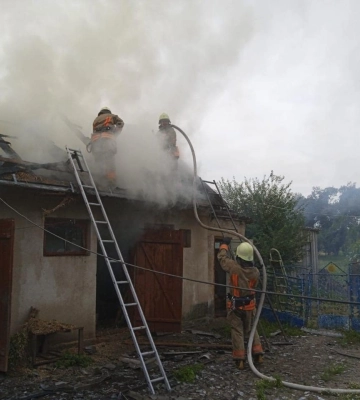 Знищено дах: у Луцькому районі горіла господарська будівля
