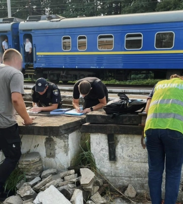 На Прикарпатті під потяг потрапила 14-річна дівчина, яка йшла по колії у навушниках